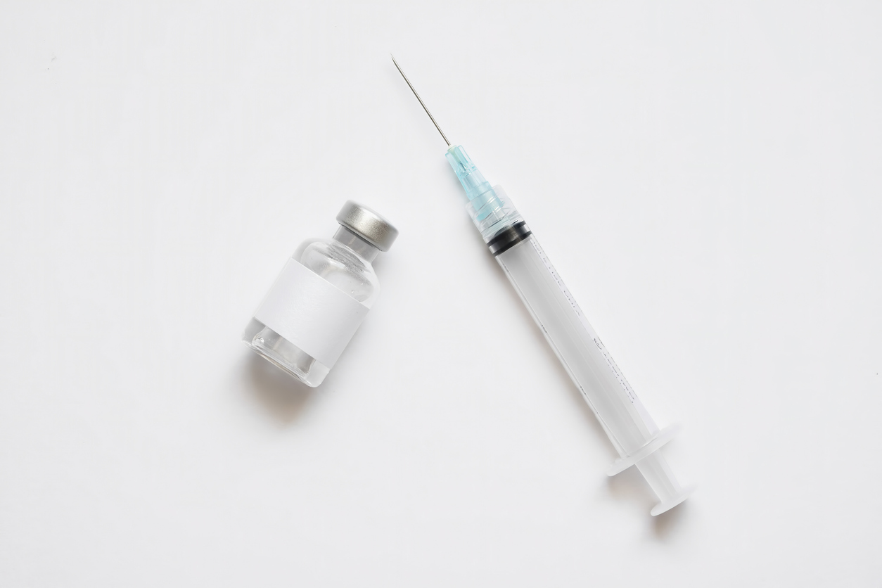 Medical vial of injectable medicine and hypodermic needle